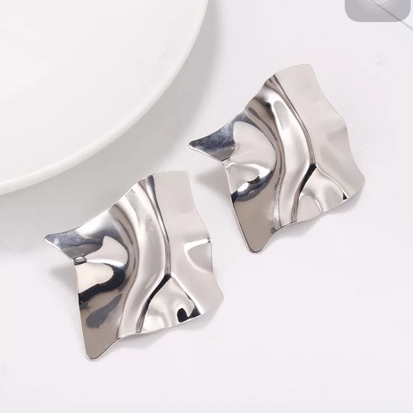 “Mirror, Mirror on the Wall” Crinkle Plate Earring - Picture 5 of 11